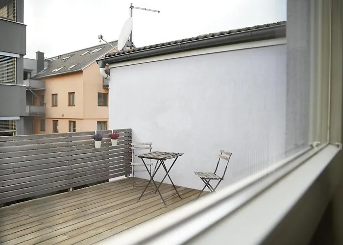 Oasis With Large Balcony & Parking *